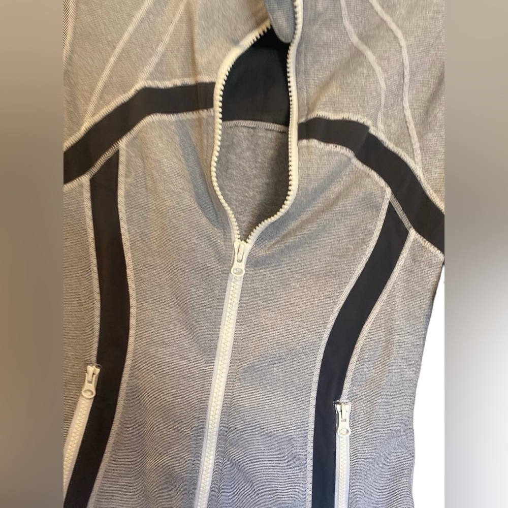 *Lululemon Active Jacket Size 8 - image 2
